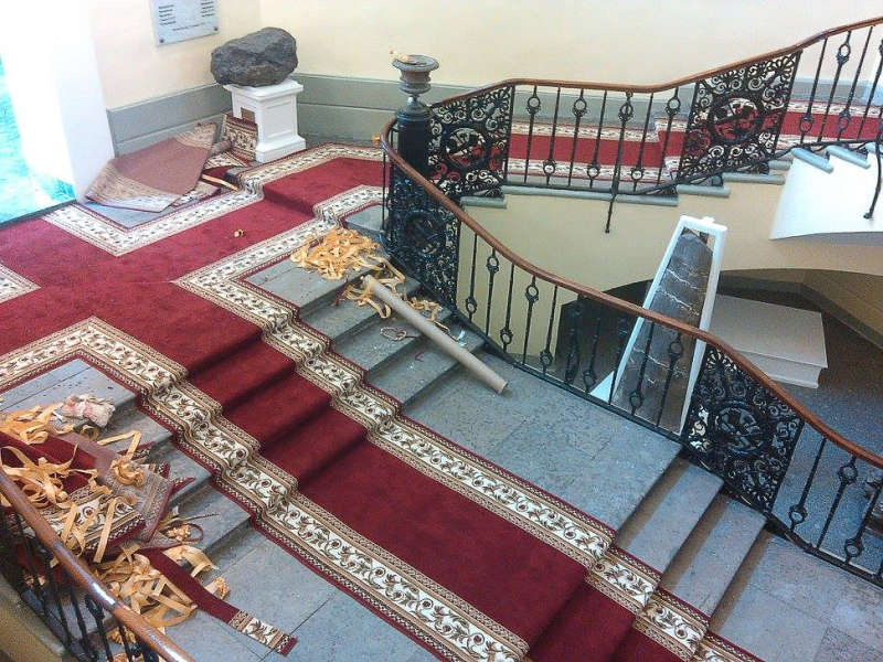 Красная кремлевская дорожка на лестнице с поворотами